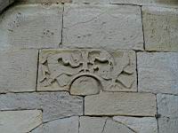 Saint-Julien-Du-Serre, Eglise romane, Chevet, Plaque gravée